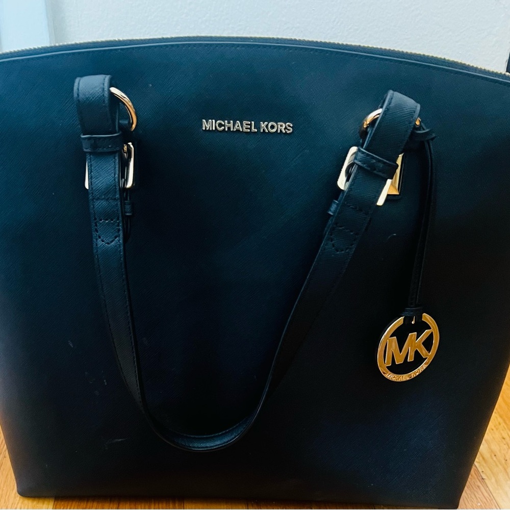 Michel Kors Large Tote
w/zipper!